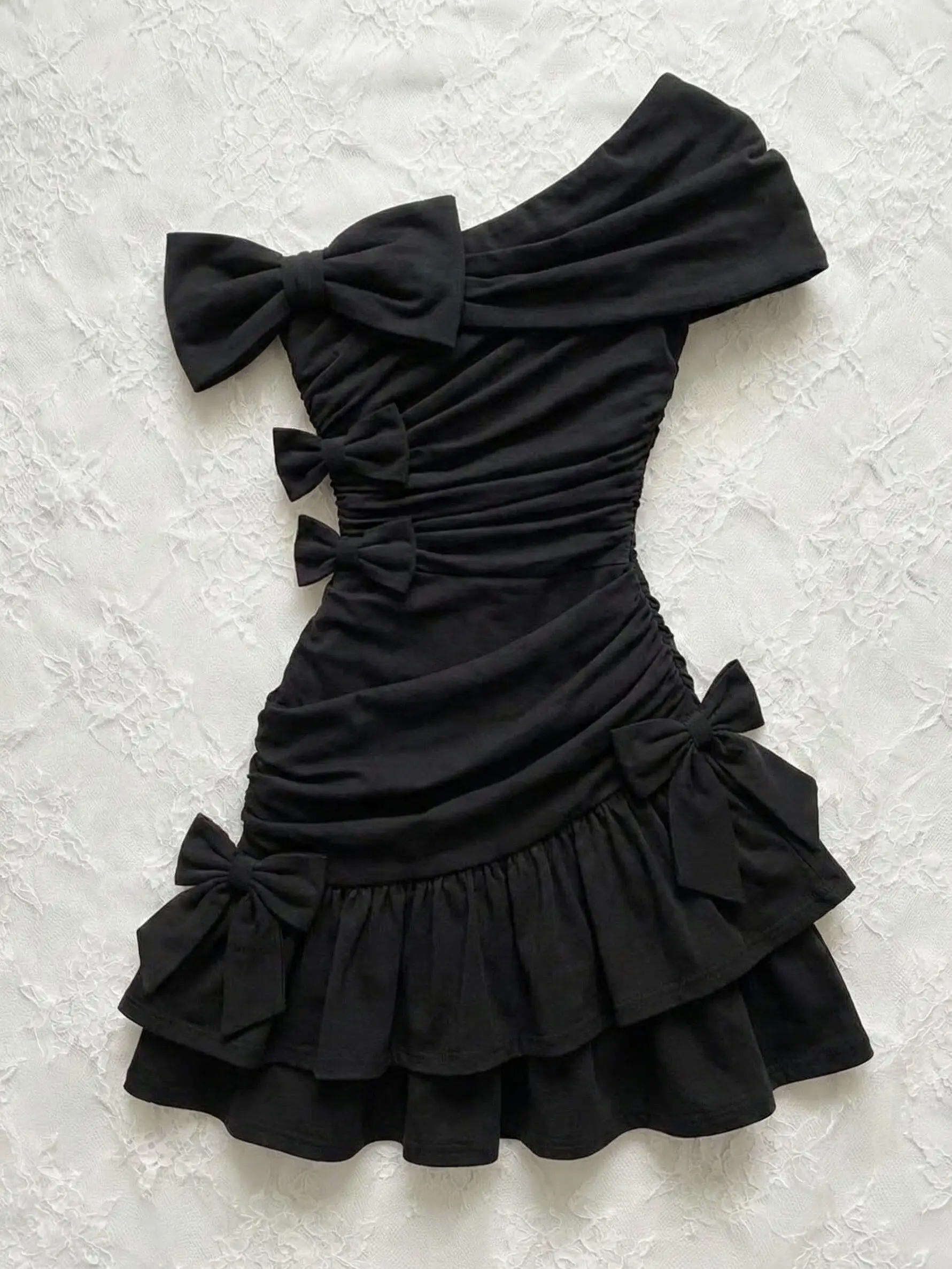 青と黒のドレス：デザインと着こなしの実際的なガイド