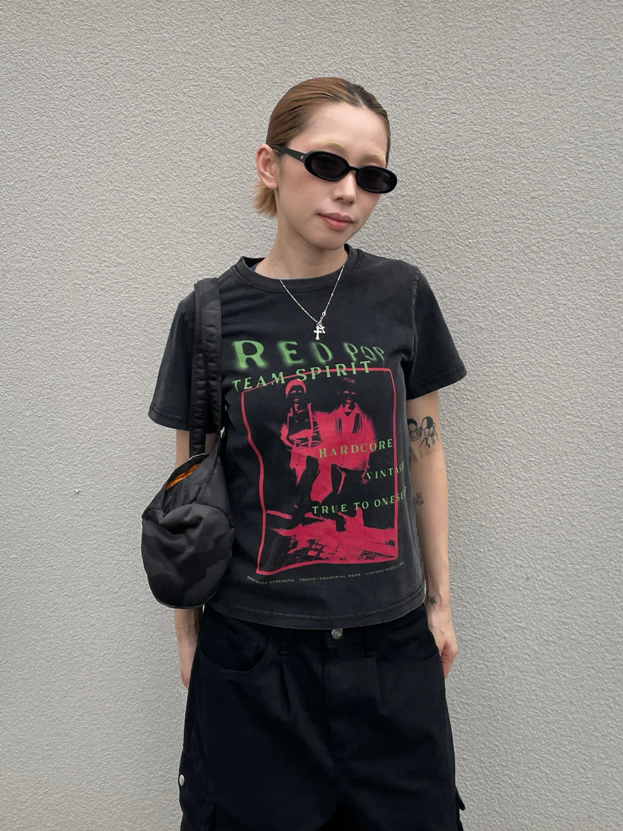 レトロキャラクター柄ウォッシュド加工半袖Tシャツ：夏の日常着に最適なデザインと素材のバランス