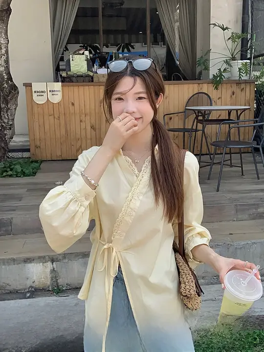 不規則デザインのレーストリム付き翻領シャツ【長袖・女性用】