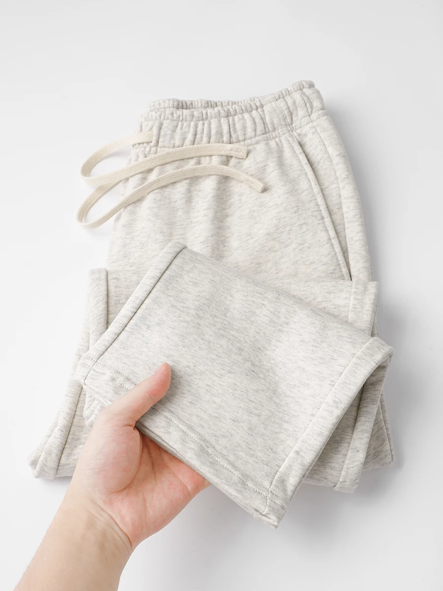秋用フラワーグレーの重厚なスウェット素材ストレートパンツ：カジュアルシーンでの着用感と素材特性