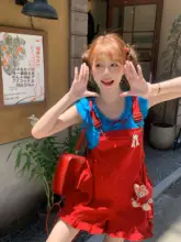 夏にぴったりのブルー半袖とレッドサロペットのコーディネート（セットアップ対応）