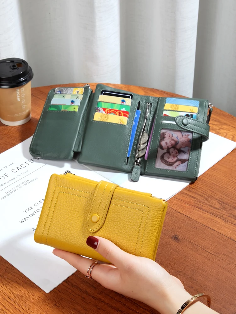 本革製中短型折りたたみ財布：女性向け軽量コンパクトモデルの実用性と素材特性