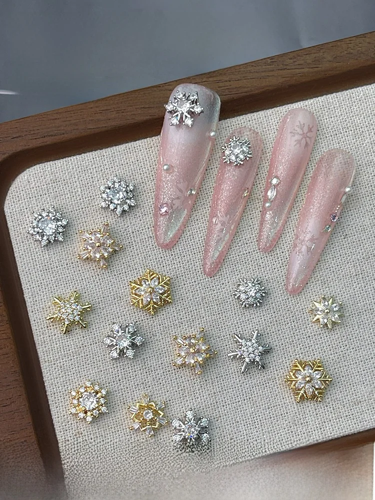 パリジェンヌネイルとローリングネイルの違いは？クリスマスネイルにぴったりな「雪の結晶ビジュー」で解決する