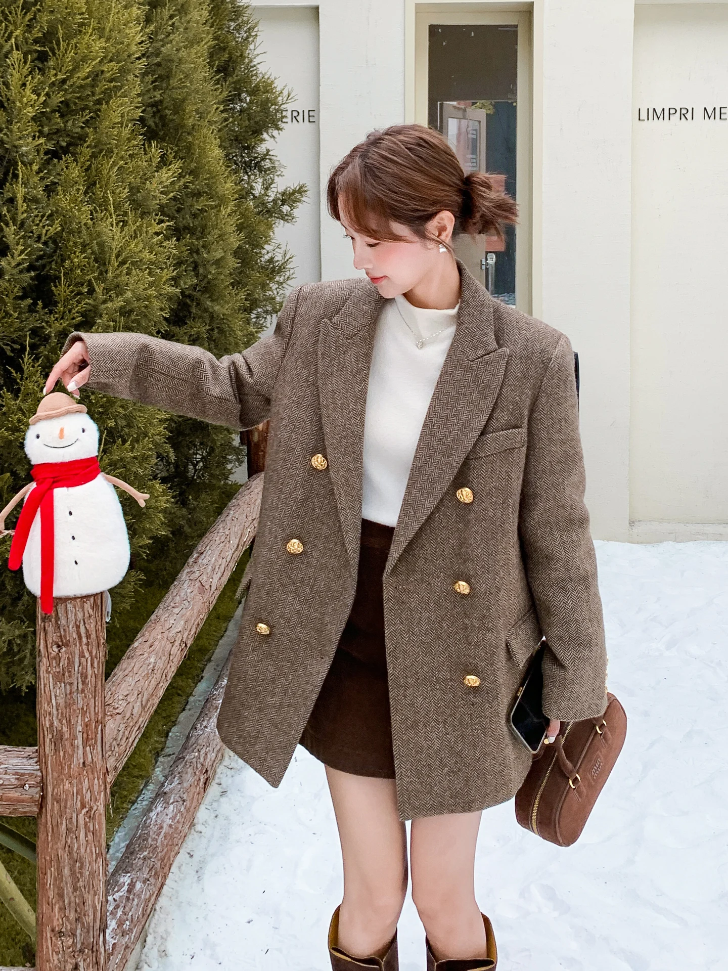 11月に着るコートは早い？コーヒー色ダウンライナー付きウールスーツコートが解決する冬の着こなしの悩みとは