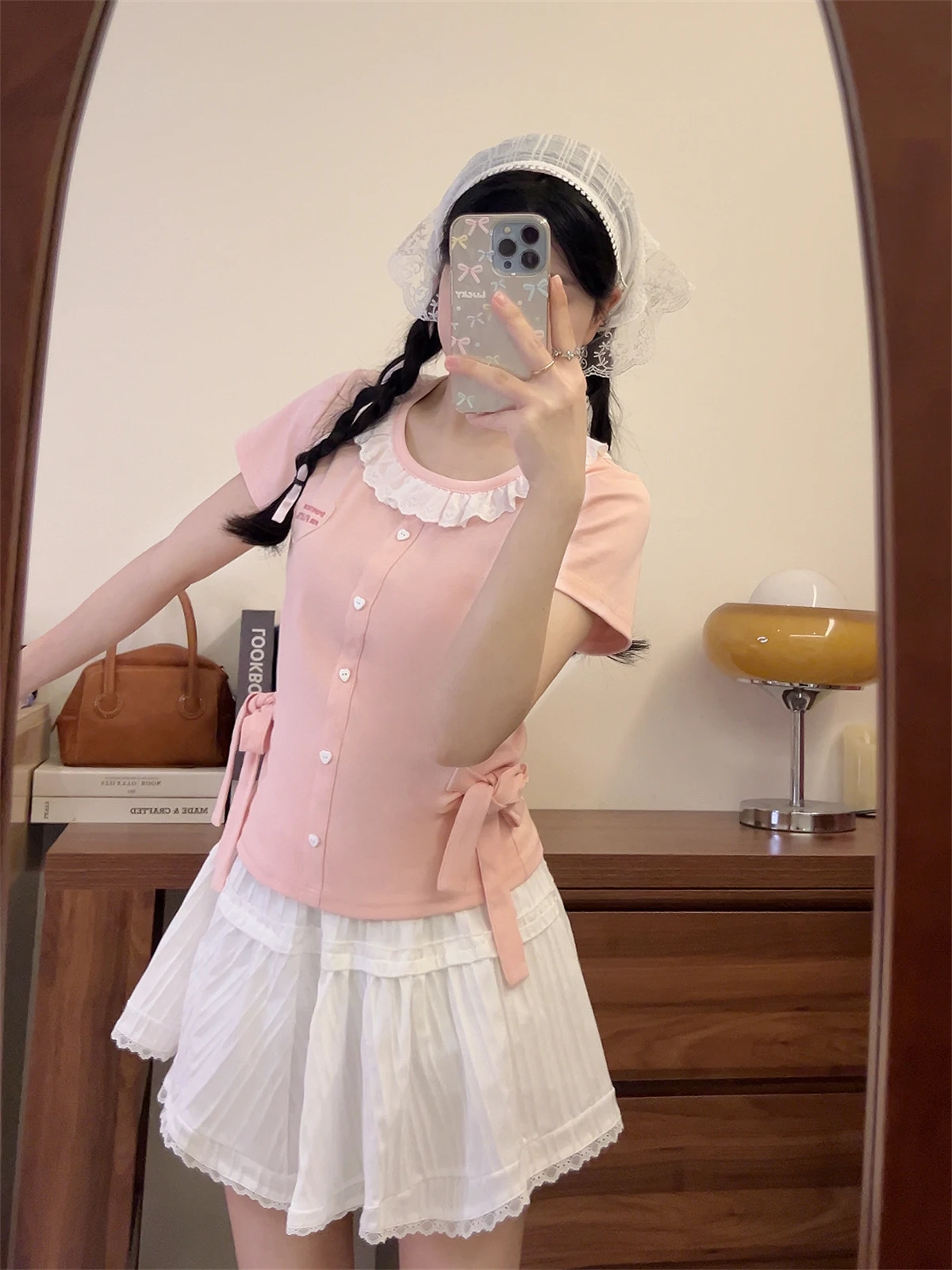 レースデザインのショートスリーブTシャツ：女子服かわいいの定番としての実用性とデザイン性