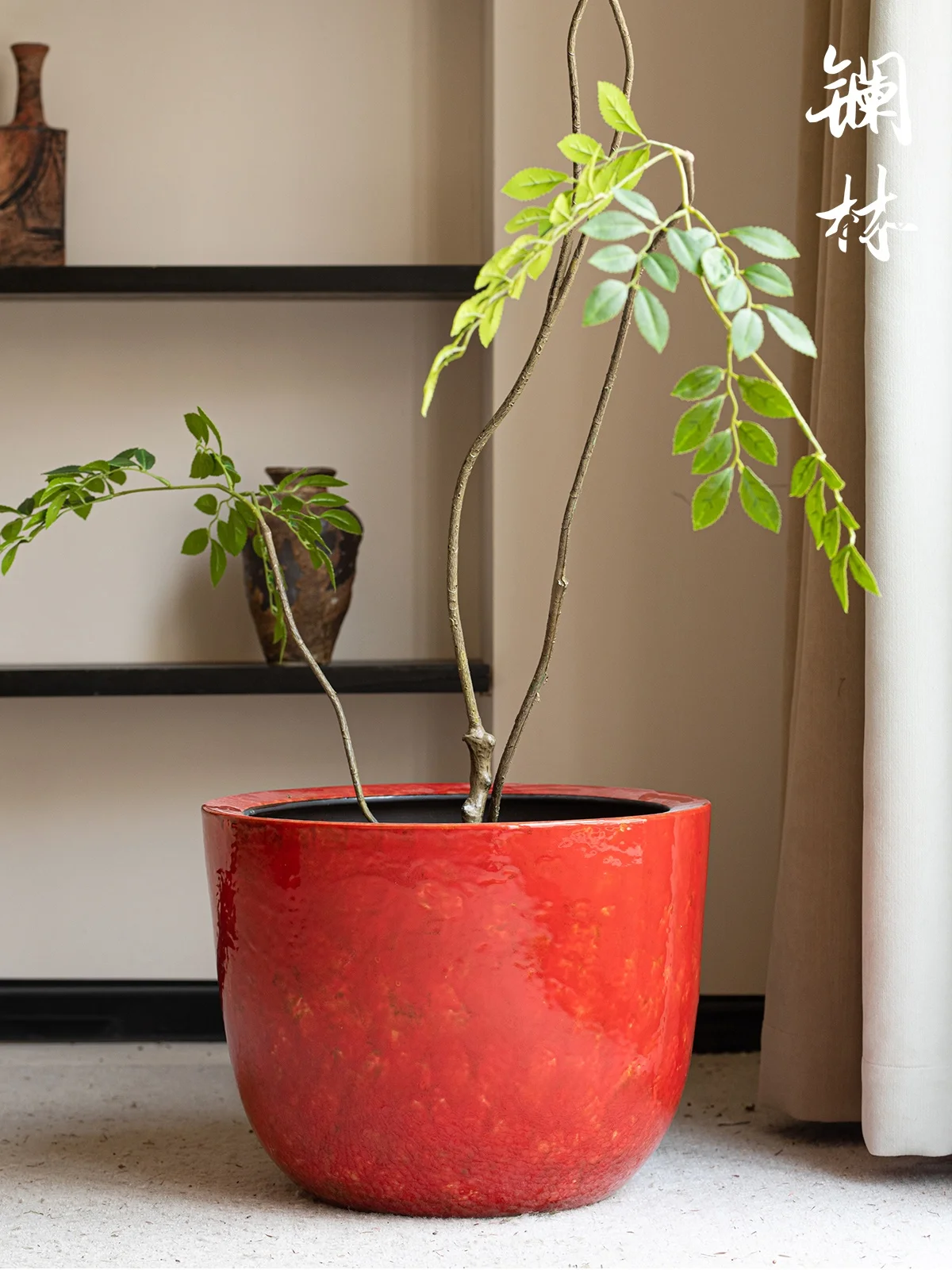 赤い陶器の花瓶：ほったらかしで毎年咲く花を育てるための高さのあるプランター