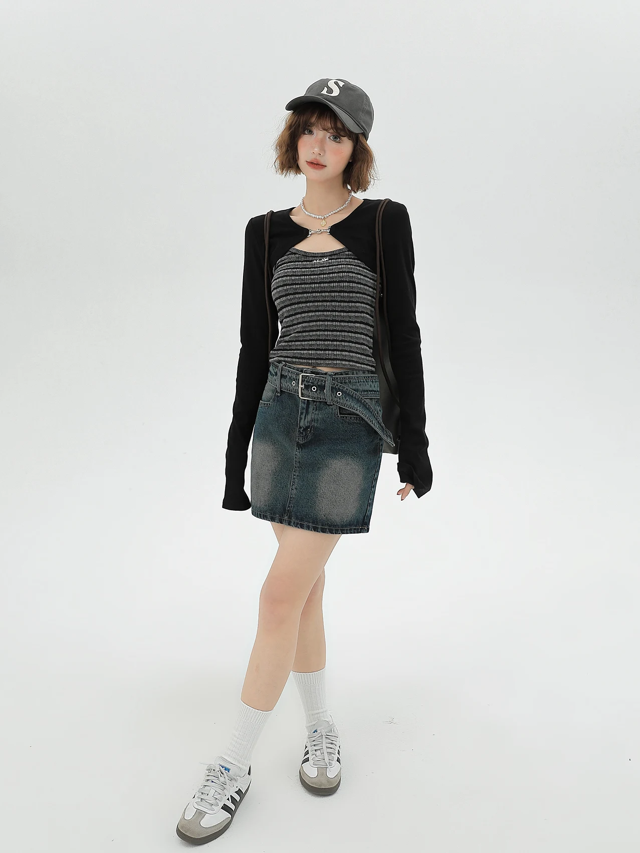 4月に買うべきニットは、甘辛スタイルのストライプトップス？