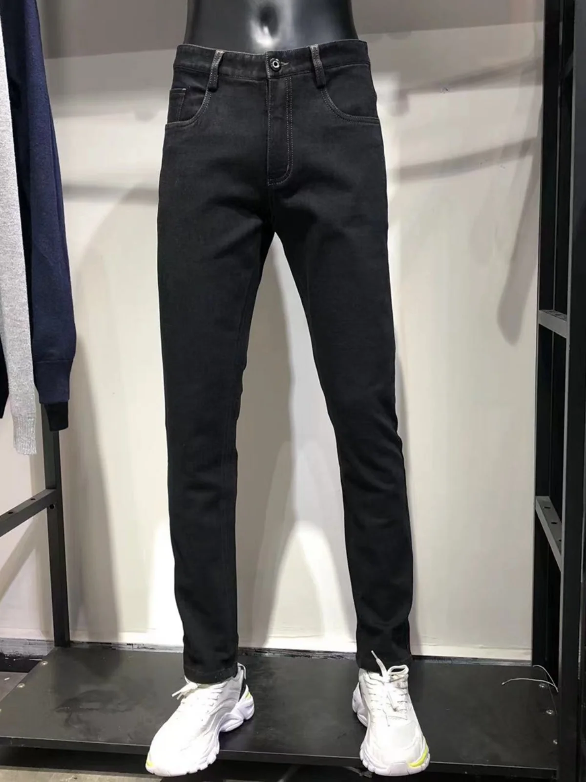春服 メンズ 通勤用おすすめアイテム完全ガイド｜スリムフィットデニムとアイスシルクTシャツのバランス