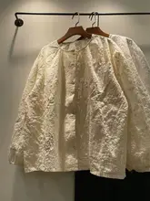 春夏向けの花柄刺繍入りコットン長袖シャツ【ゆったりとしたクルーネック・シングルボタンダウン】