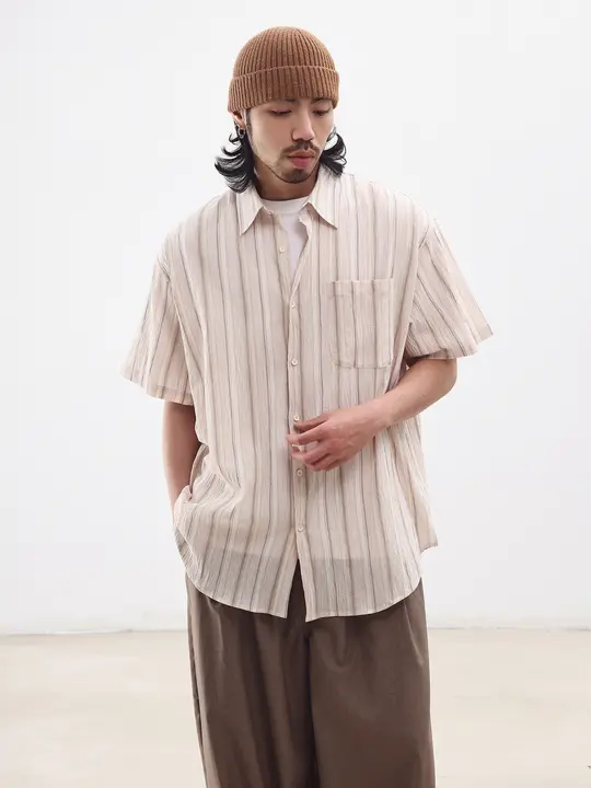 NOEARS 夏らしい若々しい気分を演出するアプリコットカラーの縦縞 シャツ