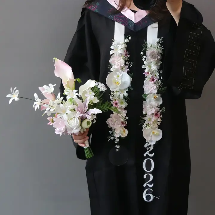 卒業シーズンにぴったり！肩ひも付きのフェイクフラワー【ビジネス・祝賀行事用・ディスプレイ装飾】