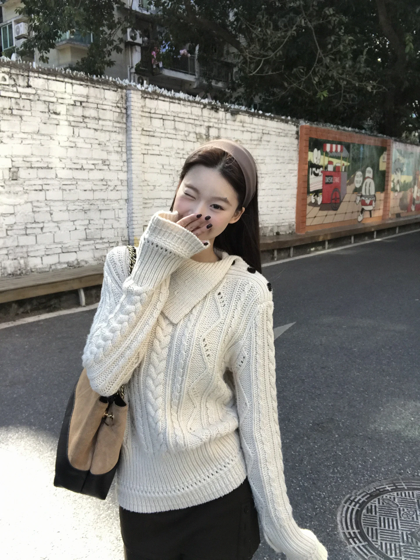 冬の通勤スタイルに悩むあなたへ：ウールニットがもたらす「落ち着いた大人の美しさ」は？