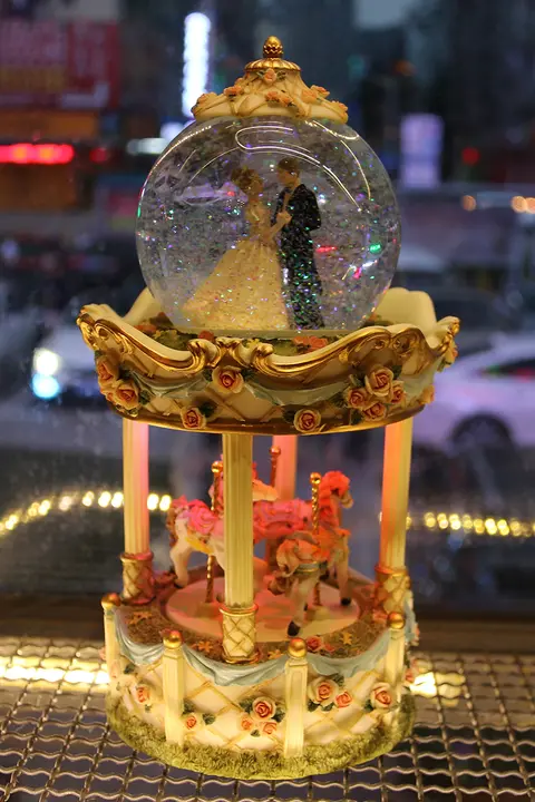 結婚祝いに最適！高級回転メリーゴーランド音楽ボックス【クリスタルボール・ギフト用】