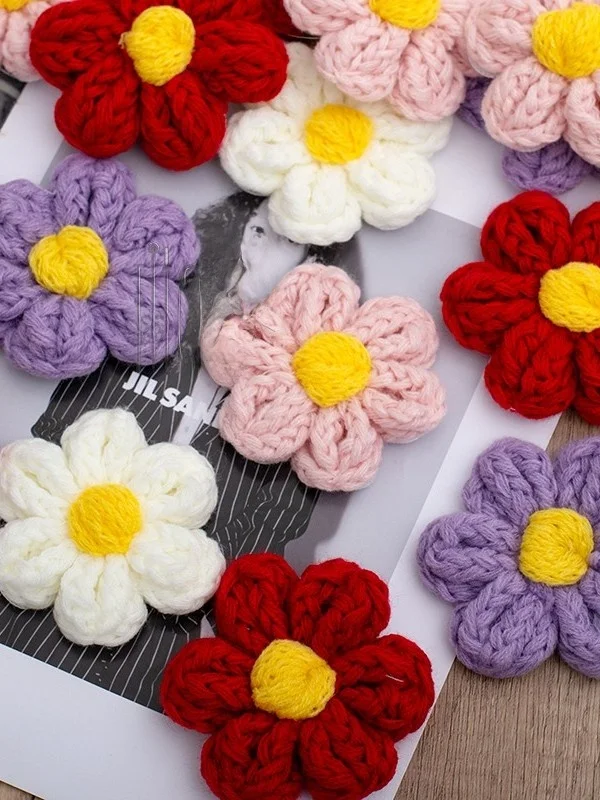 厚手編みの立体花モチーフ：手作り布飾りの定番としての実用性と使い分け