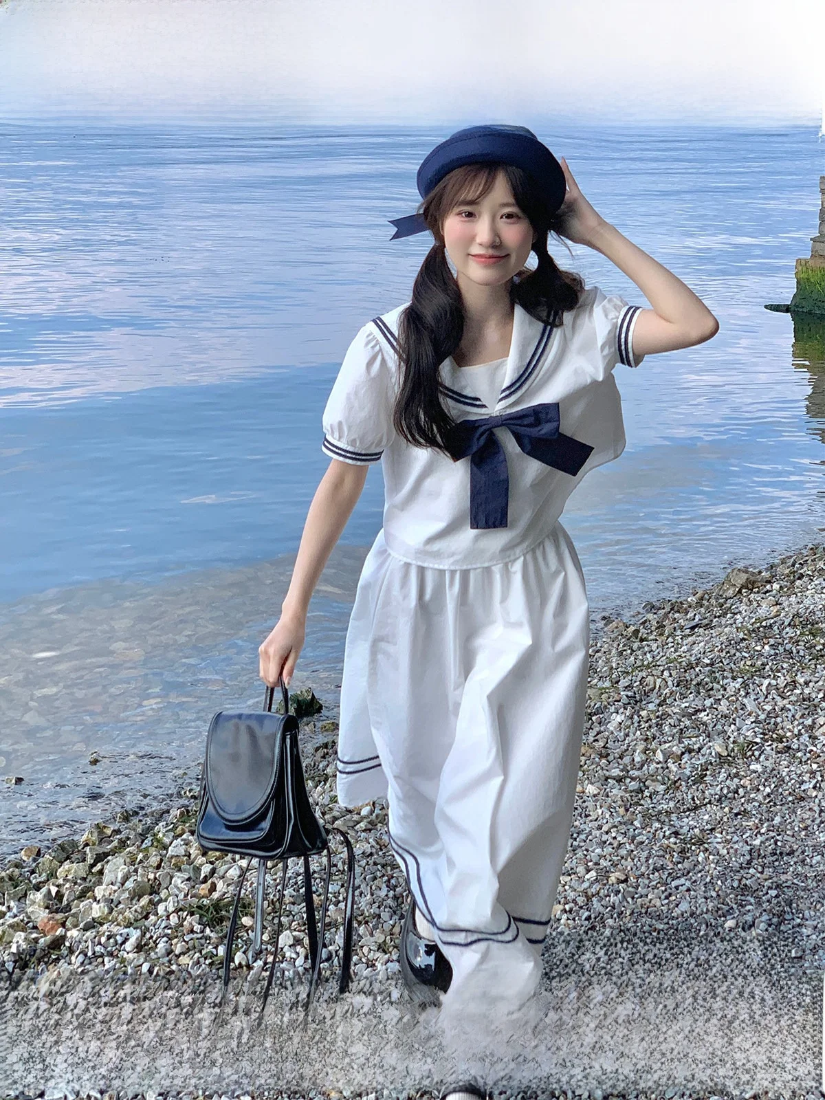 ワンピースのポーズを自然に取り入れるには？学院風の水手服ワンピースが解決するリアルな悩み