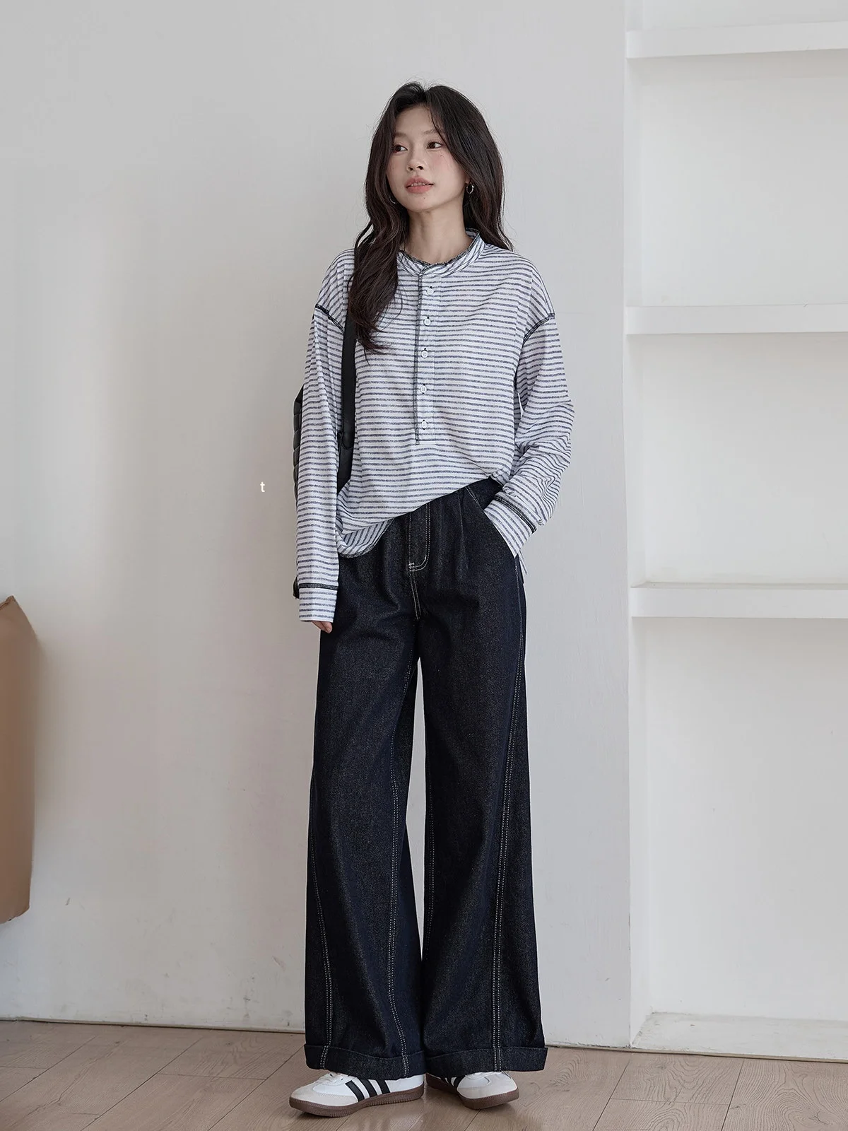 深い青のハイウエストジーンズ：女性向けスリムフィットの通勤スタイルを実現