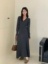 シンプルなデザインのVネックニットトップスとハイウエストスカート【レトロ・スタイリッシュ・ニット】（セットアップ対応）