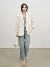 ダブルボタンデザインの薄手レディースブレザー【フィット・通勤用】