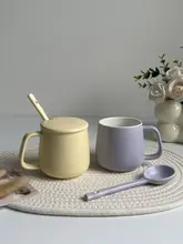 シンプルデザインの陶器製マグカップ【ふた付き・スプーン付き・コーヒー・ミルク】