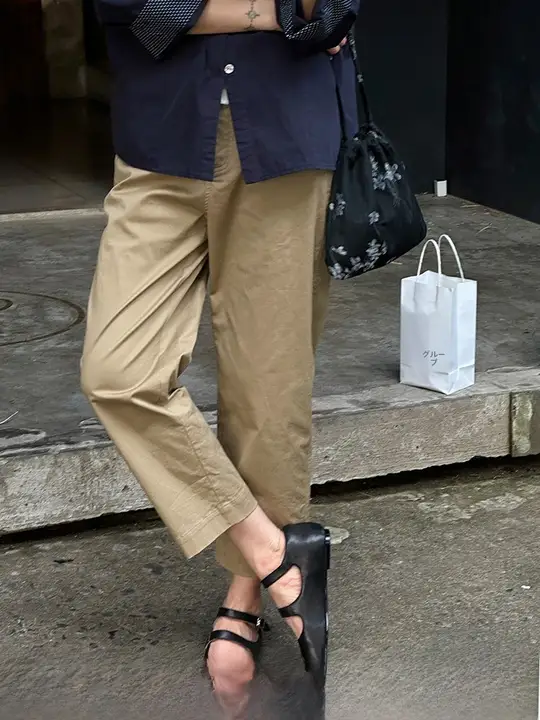 カジュアルなカーキ色のゆったりストレートパンツ【小柄向け・九分丈・ワイドレッグ】（セットアップ対応）