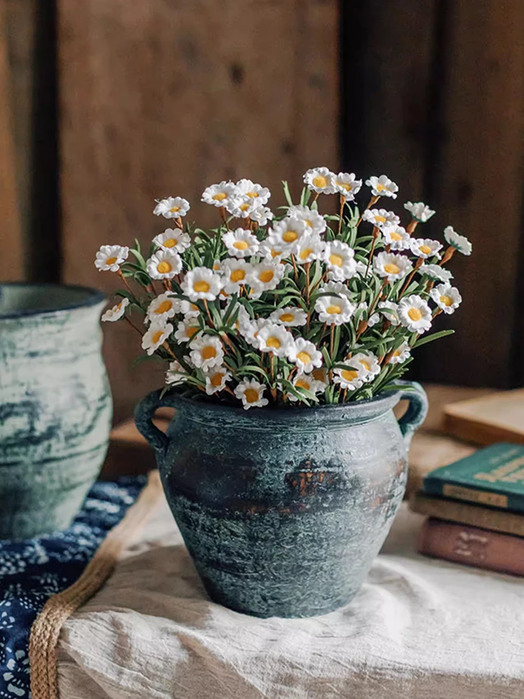 粗陶製の花瓶：boho インテリアに合うヴィンテージ風のデコレーションアイテム