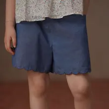 薄手のブルー刺繍タンクトップとショートパンツの女児用夏服（セットアップ対応）