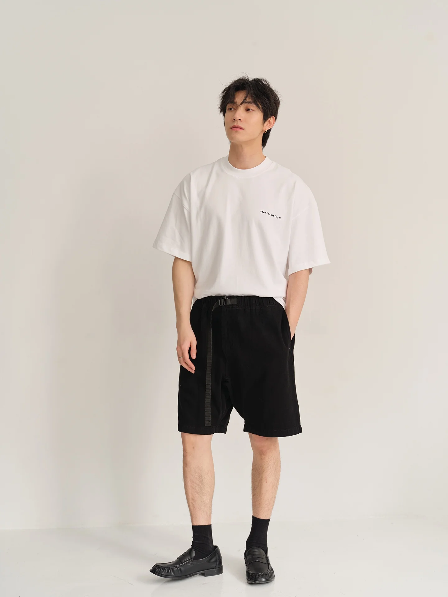 シンプルデザインのコットンショートパンツ：カジュアルスタイルに最適なメンズパフォーマンス