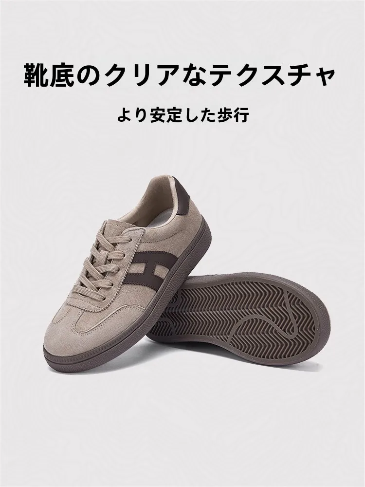 レトロデザインの紅色スニーカー：歩き疲れない靴としての実用性とデザインのバランス