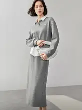 カジュアルなフード付きトップスとハイウエストスカートのコーディネート（セットアップ対応）