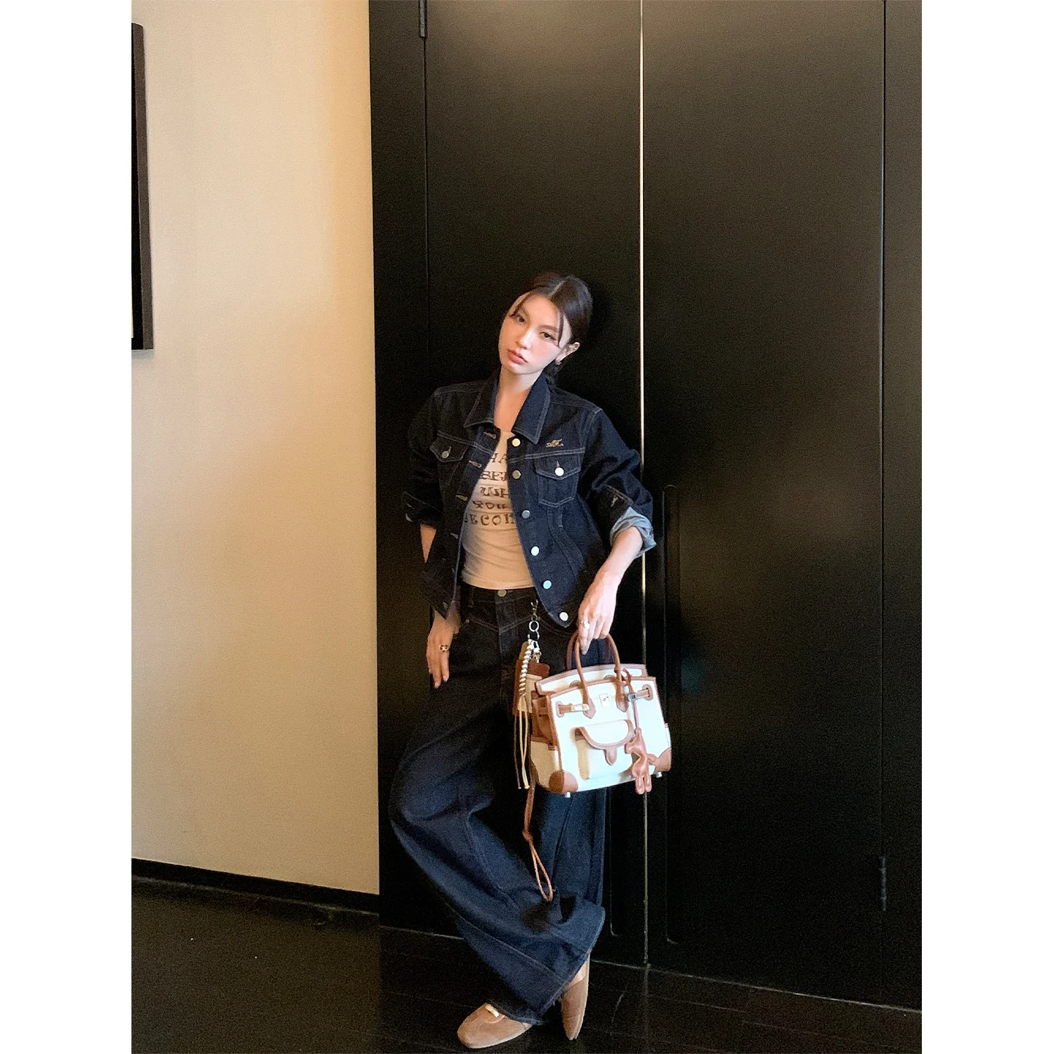 40代の女性にぴったりなカジュアルデニムコーデは、シンプルなジャケットとスカートの組み合わせから始める？