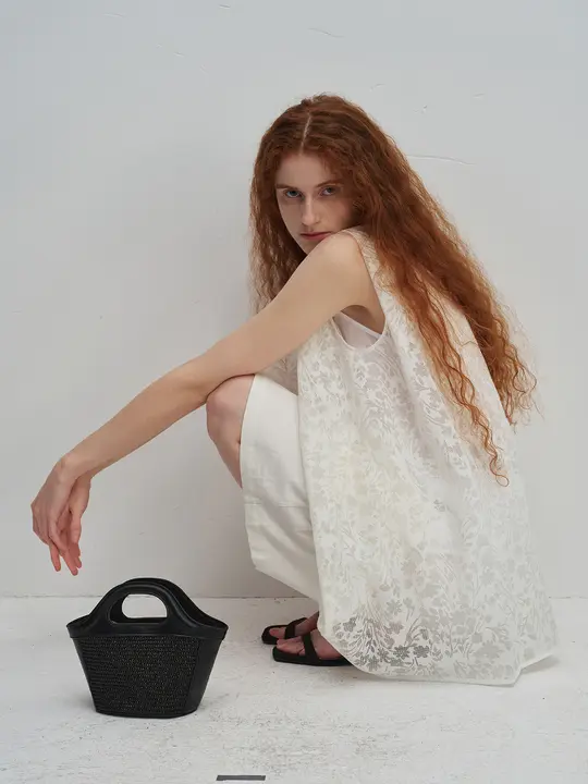 感あるゆったりしたデザインのタンクトップ