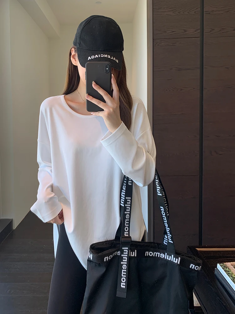 大人可愛い服 50代コーデの秘密はここ！ベルベットTシャツで心を落ち着かせる