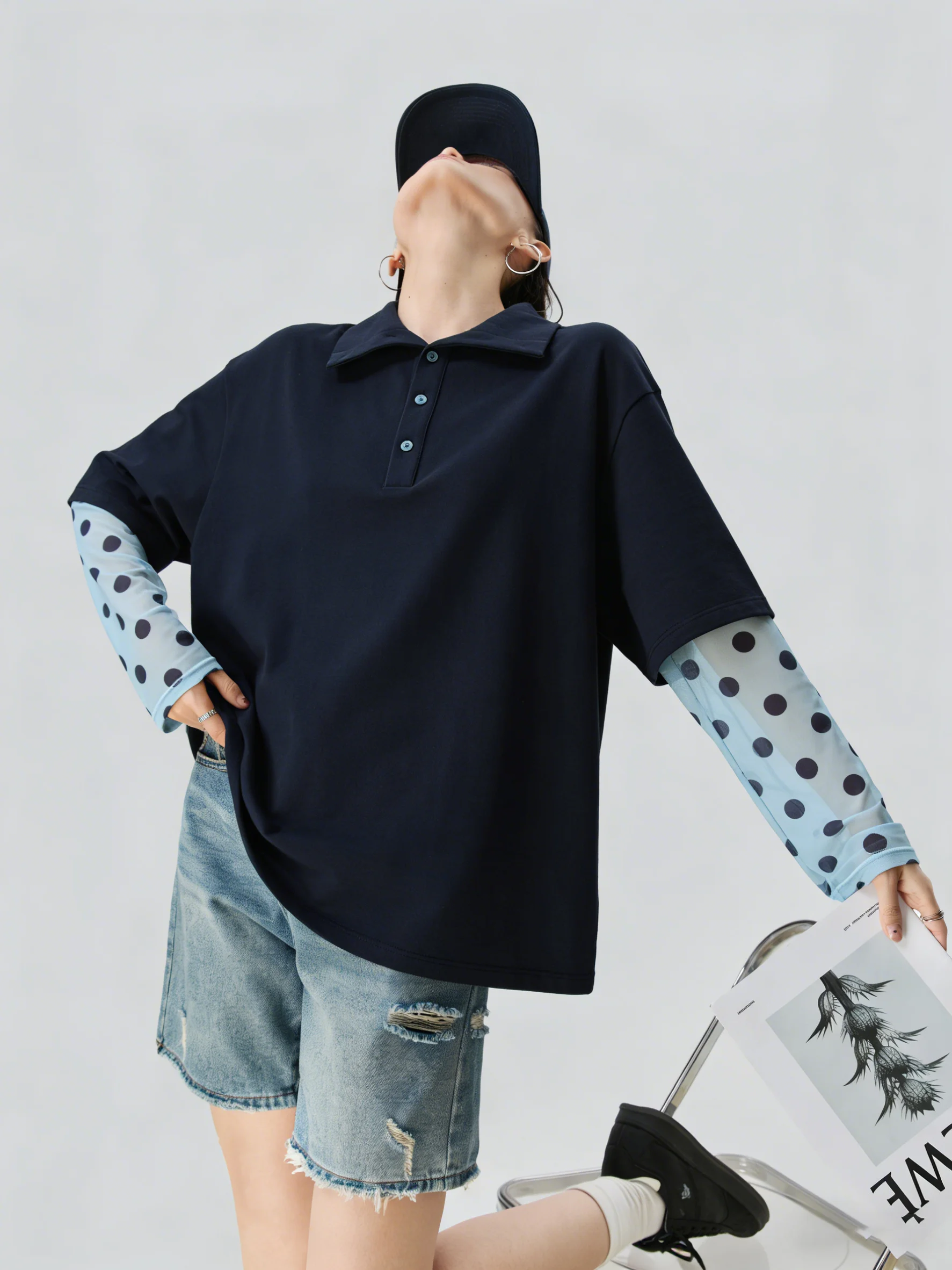 深青色ポロシャツ風長袖Tシャツ：女性向け通勤風デザインの実用性と使い勝手