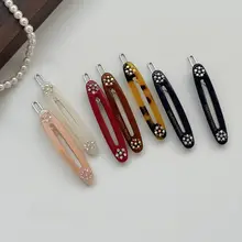 高級感あるオーバルデザインの小花ヘアクリップ【スワロフスキーディテール・アセテート製】