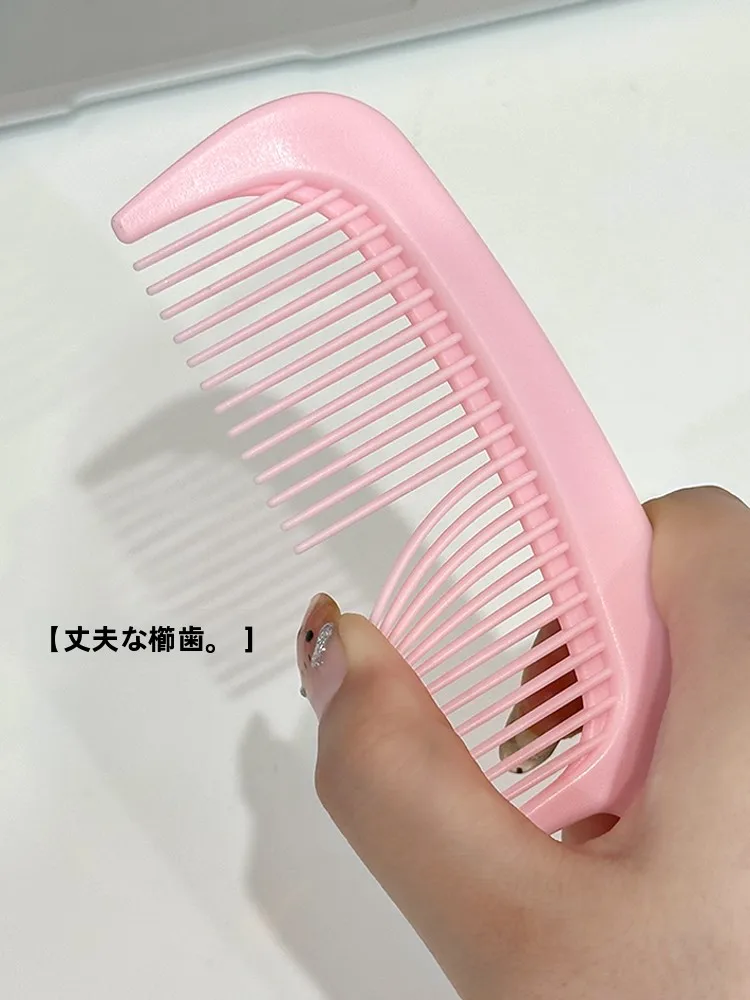 パッツン前髪の整え方：高級感のある携帯式ヘアコームで毎日のスタイルを確実に