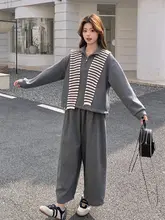 感あふれるグレーのスウェットとワイドパンツの組み合わせ（セットアップ対応）