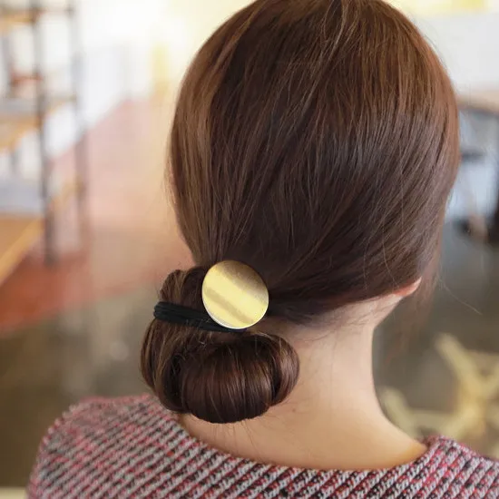 シンプルな幾何学模様のヘアゴム：メタル仕上げで安定したヘアアレンジを実現