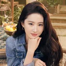 ゴールドカラーの大きな丸型イヤリング【ユニークデザイン・洗練された印象】