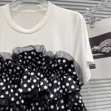 黒白の水玉柄デザインの短袖Tシャツ【甘さとクールさが融合】