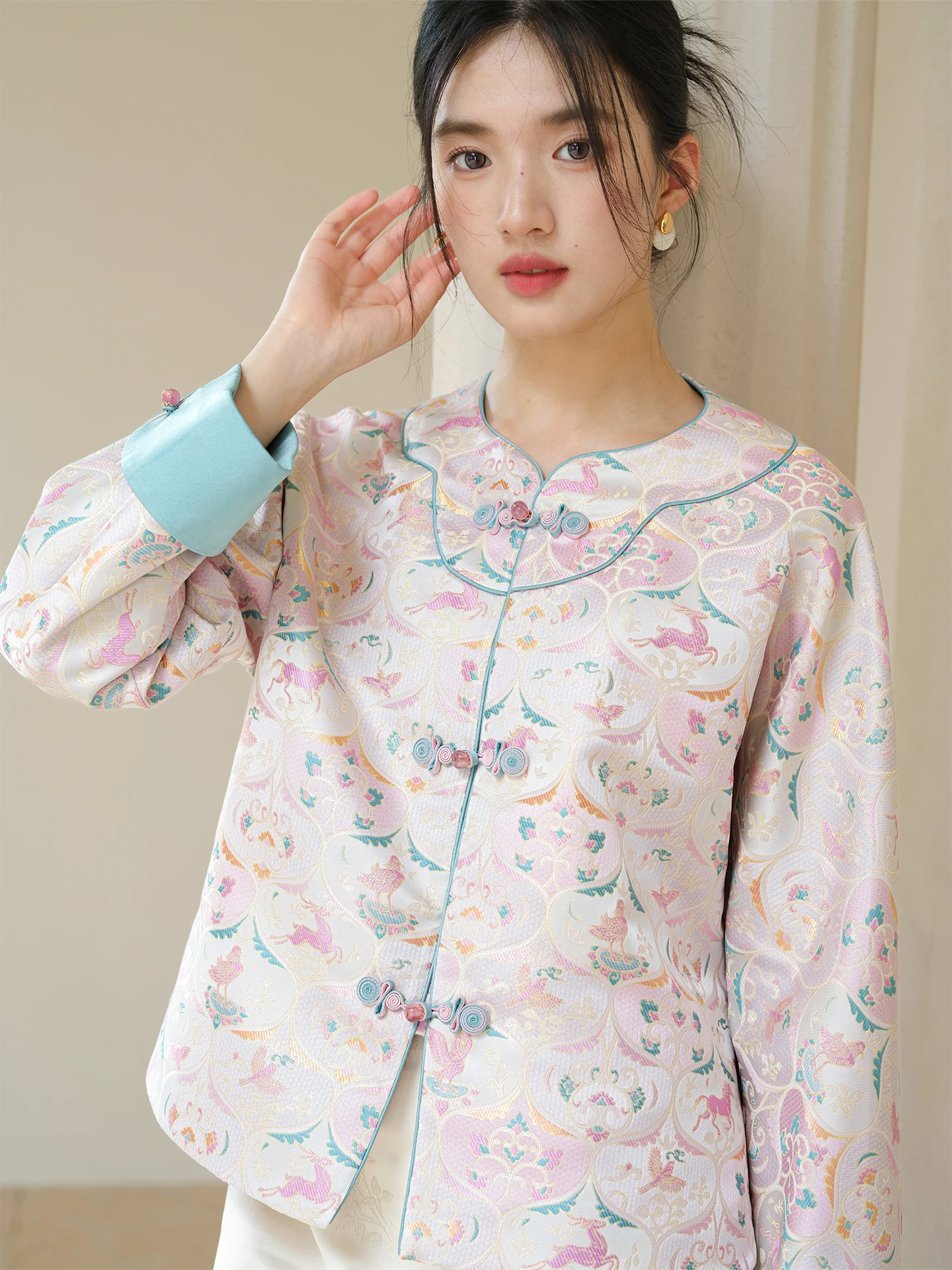 青服を選ぶべきタイミングは？中華風のソングジンが通勤と日常を彩る理由
