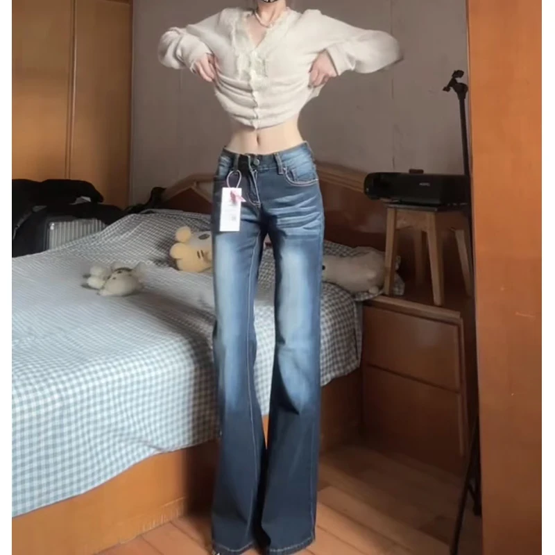 スリットフレアパンツはどんな感じ？アメリカンレトロ風フレアデニムパンツの実際のフィット感と使用シーン