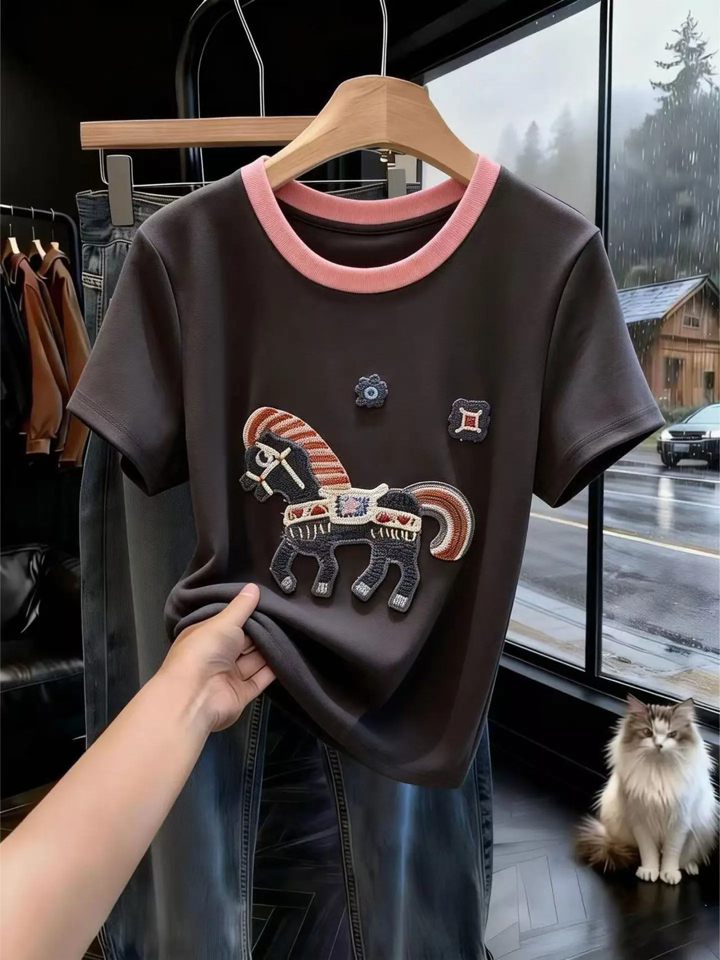 「Tシャツ2枚重ね」で失敗しない方法は？実は、1枚で完璧な夏のスタイルにできる