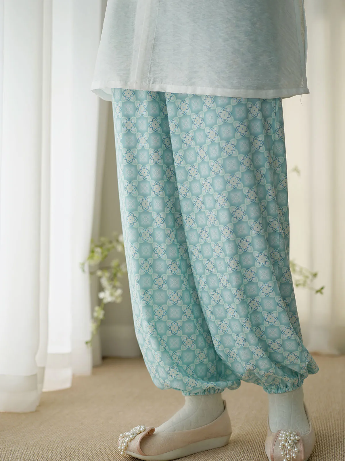 40代の結婚式でパンツスタイルを着るなら、花柄レギンスが救う理由は？