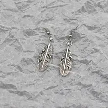 葉っぱデザインのイヤリング【穴あけ不要・個性的・シンプル】