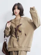刺繍入りラウンドネック女性用トレーナー【秋用・カジュアルスタイル】