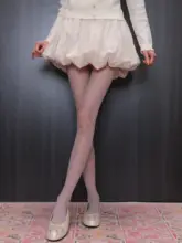 柔らかいファブリックのナチュラルホワイト藤花模様のパンティストッキング【優雅で滑らかな質感・重ね着スタイル】