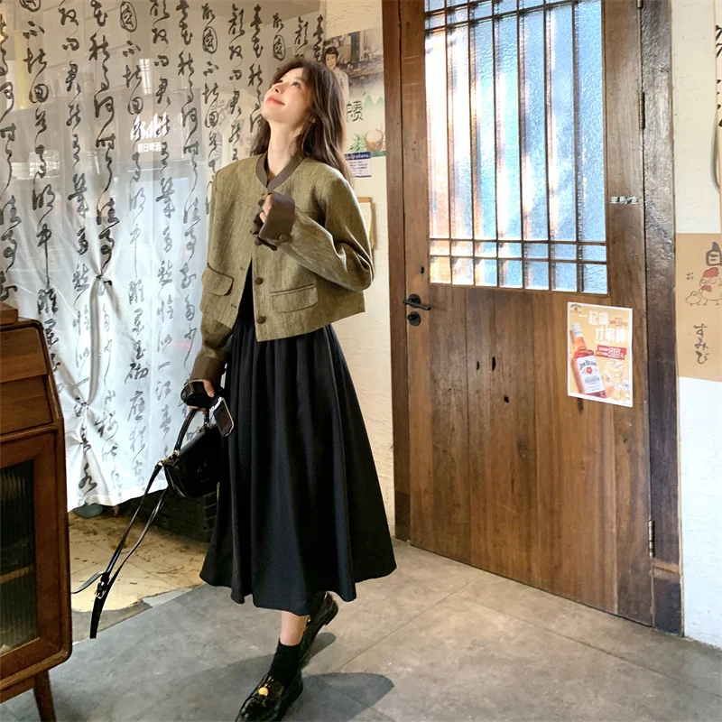 ツータックスーツとハーネス服の違いは？今こそ選ぶべき「上品なデザインのスーツスタイルワンピース」の本当の魅力とは？