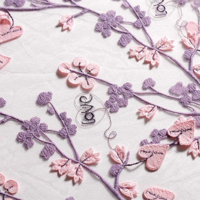 ピンクの刺繍入りメッシュレース生地：立体的なLOVE刺繍が柔らかさと透け感を実現