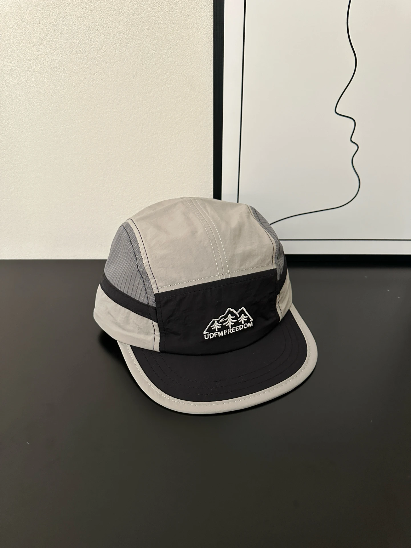 通気性に優れた速乾性ハット：春夏用キャンプ・登山向けのUVカットショートブリムキャップ