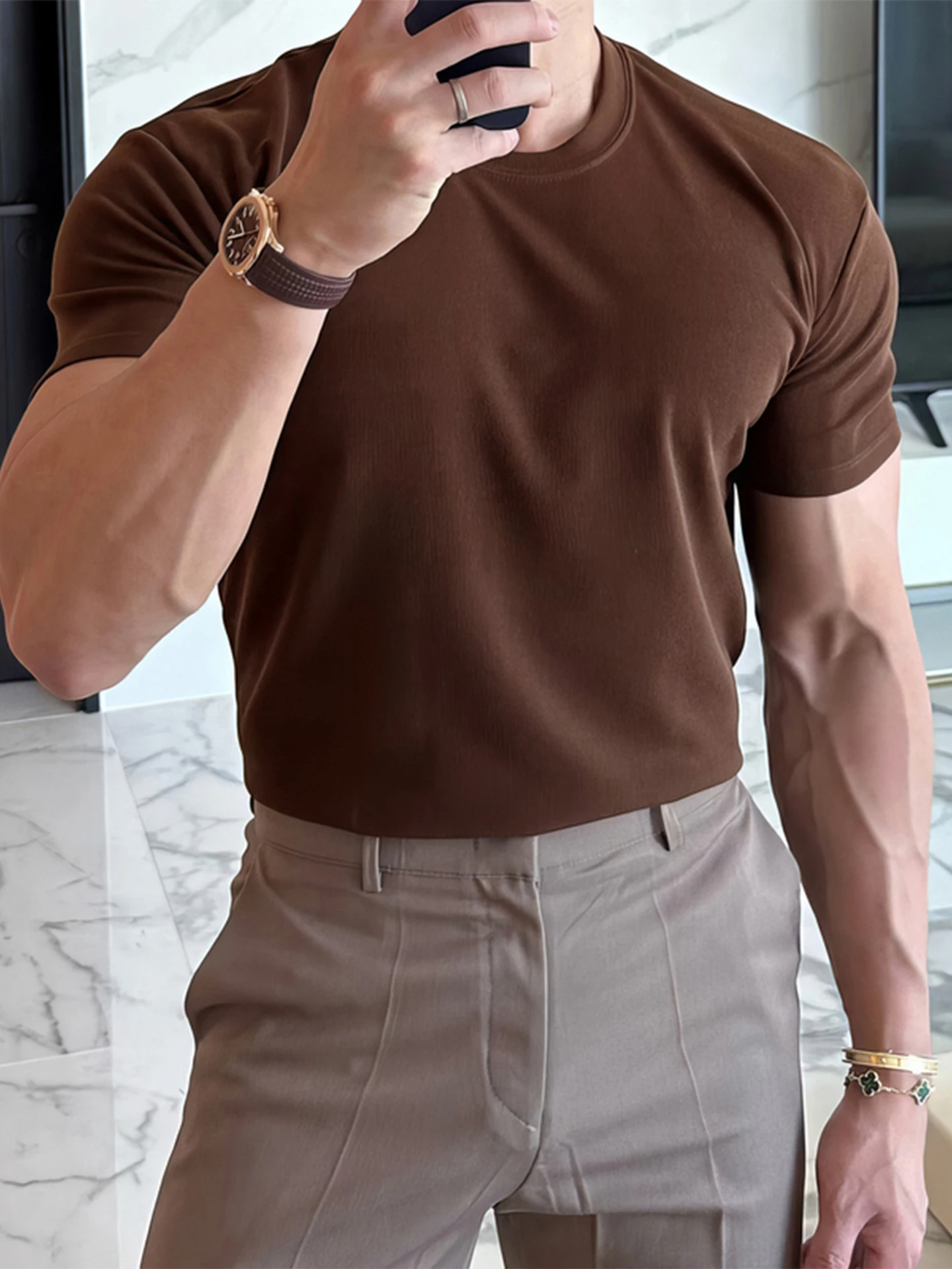 メンズTシャツが似合う体型を選ぶには？フィット感と機能性を両立する「普锐马ス」の白色ラウンドネックTシャツがおすすめ